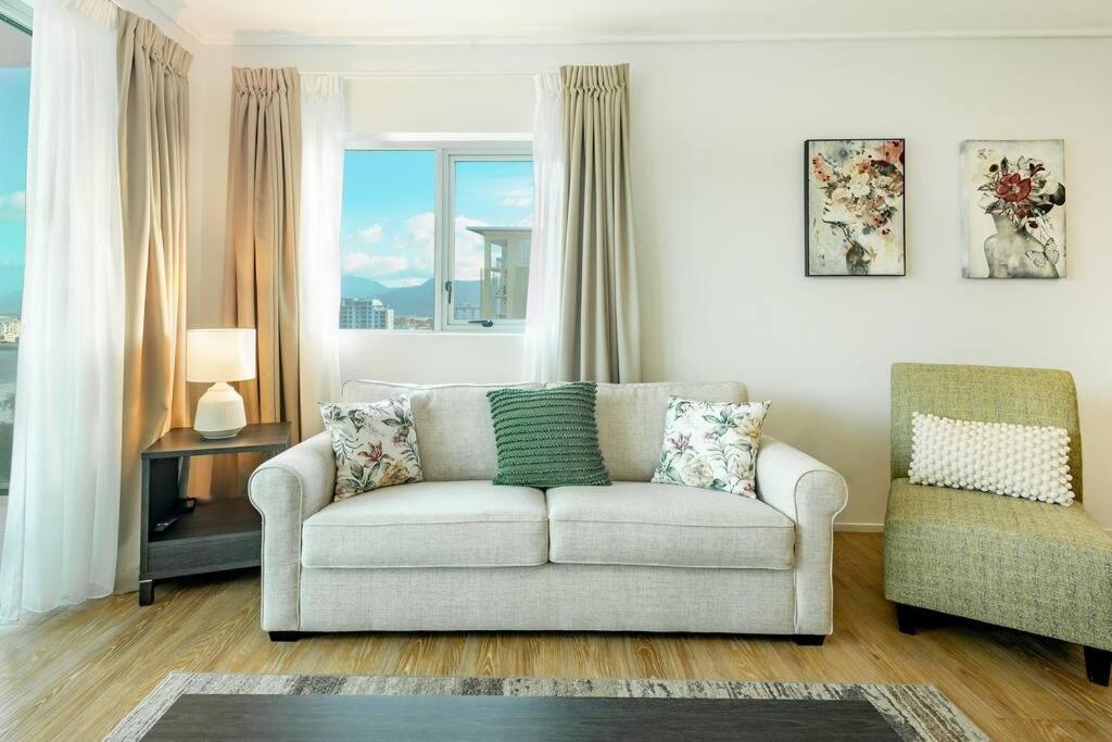 & Ocean View, 1 Bedroom Sleeps 4 Spacious *